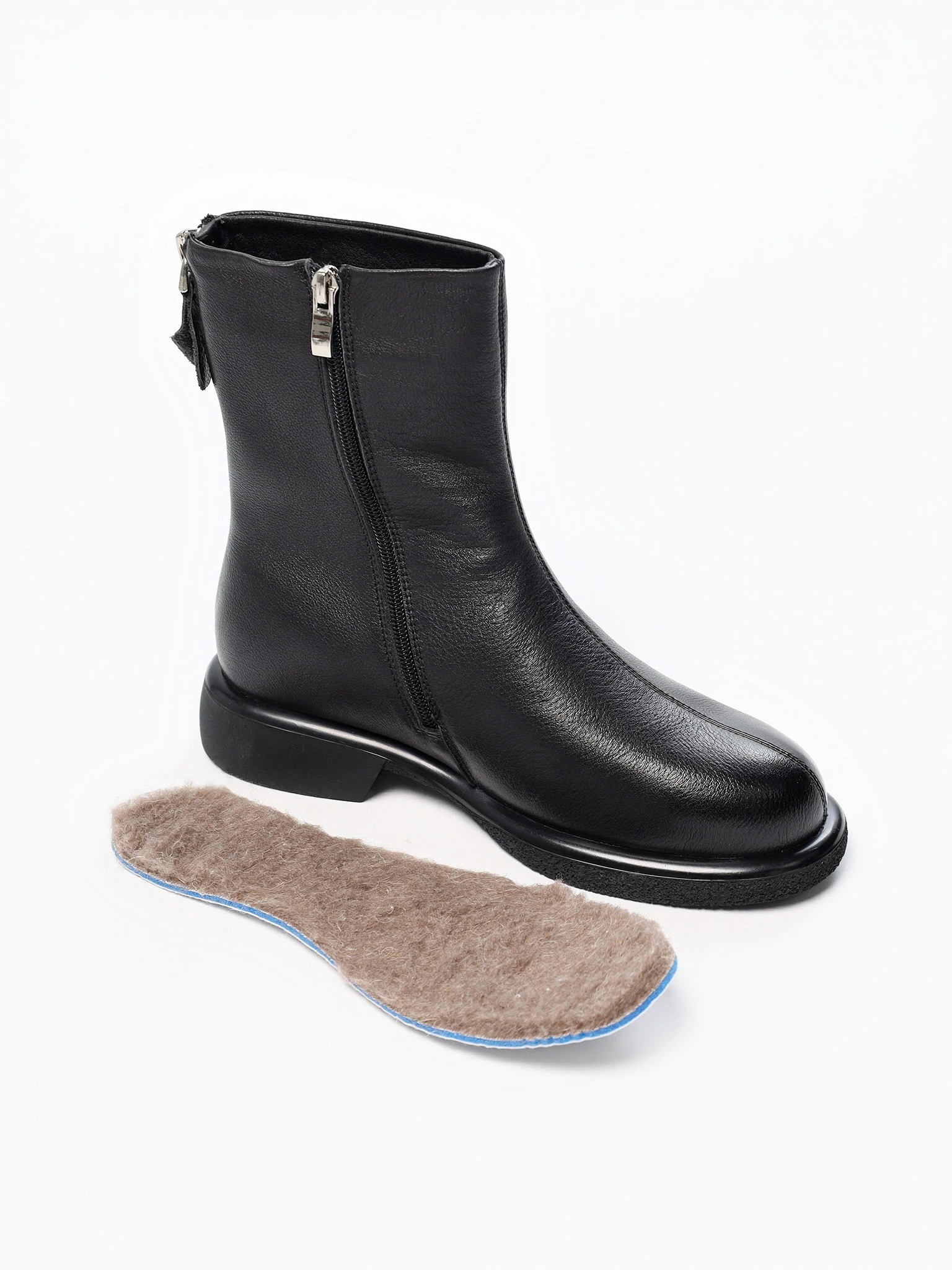 Ботинки черного цвета с декоративным замком сзади